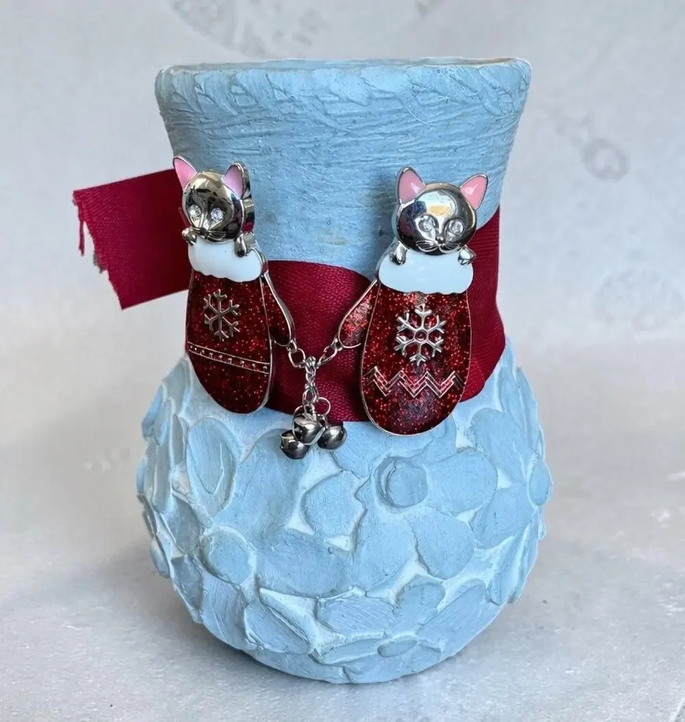 Isabel Bloom Signed 2005 Gray Floral Vase Planter Concrete w/ Cat Mitten Decor